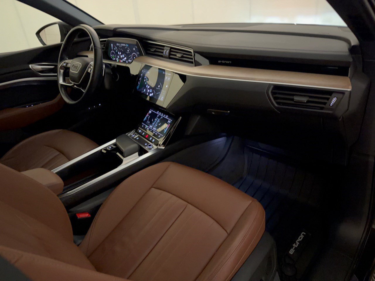 Used 2024 Audi Q8 e-tron Premium AWD/4WD image 31