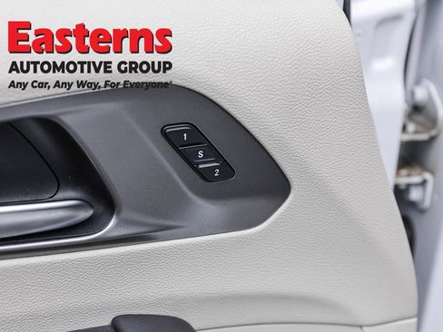 Used 2023 Chrysler Pacifica Touring-L FWD image 21
