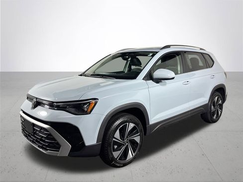 New 2025 Volkswagen Taos SE image 2