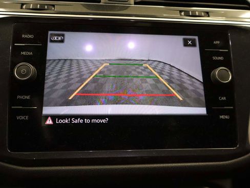 Certified 2022 Volkswagen Tiguan SE w/ Panoramic Sunroof Package image 9