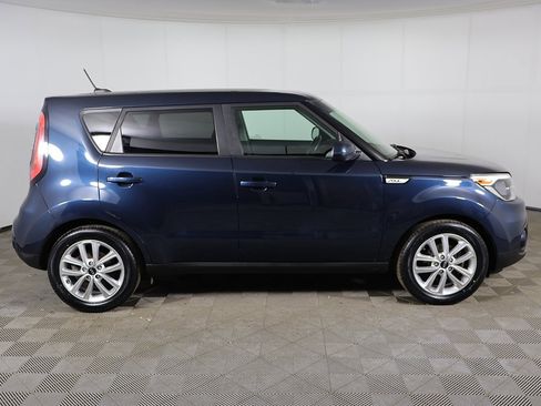 Used 2017 Kia Soul + image 11