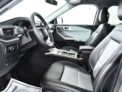 Used 2023 Ford Explorer XLT w/ Equipment Group 202A image 6