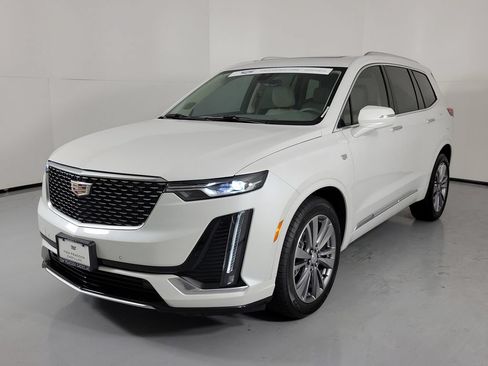 Used 2025 Cadillac XT6 Premium Luxury FWD image 2