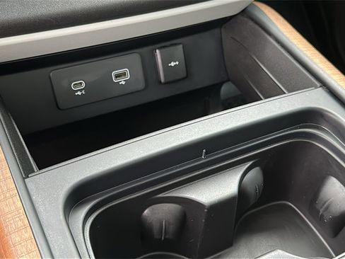 Certified 2023 Land Rover Defender 110 SE image 22