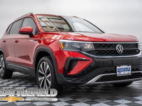 Used 2023 Volkswagen Taos SE w/ Panoramic Sunroof Package FWD image 1