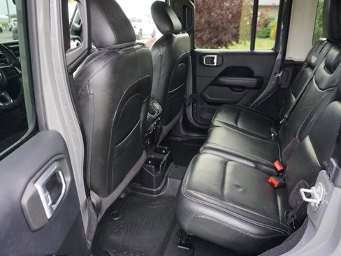 Used 2018 Jeep Wrangler Unlimited Sahara AWD/4WD image 8