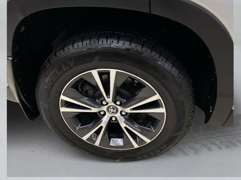 Used 2019 Toyota Highlander LE AWD/4WD image 17