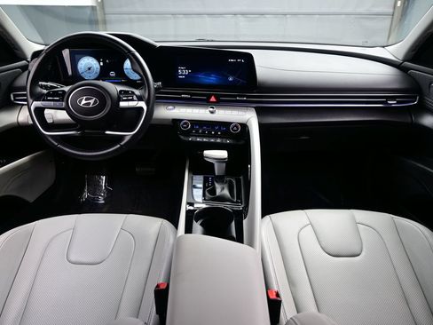 Certified 2025 Hyundai Elantra Limited FWD image 17