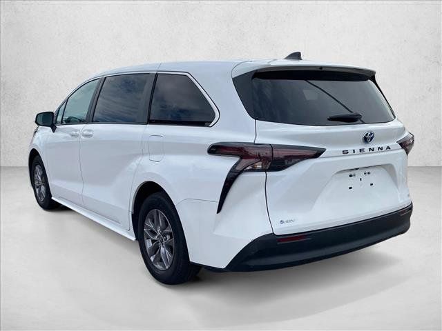 Used 2025 Toyota Sienna LE FWD image 7