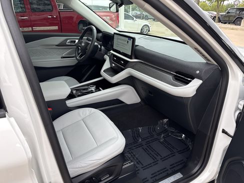 Used 2025 Ford Explorer Platinum w/ Ultimate Package AWD/4WD image 2