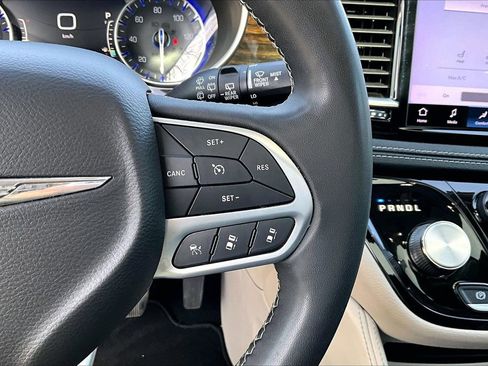 Certified 2022 Chrysler Pacifica Limited image 32