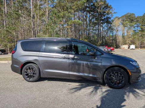 Used 2021 Chrysler Pacifica Touring w/ S Appearance Package image 4