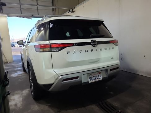 Used 2023 Nissan Pathfinder SL w/ SL Premium Package FWD image 8