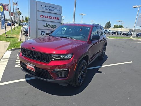 New 2025 Jeep Grand Cherokee Limited w/ Black Appearance Package image 22