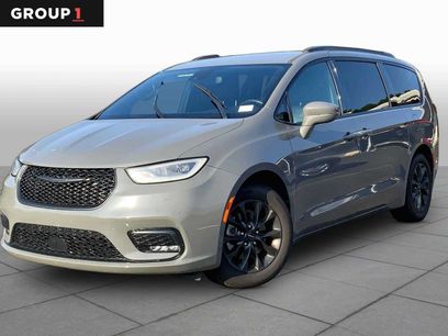 Used 2021 Chrysler Pacifica Touring-L w/ Uconnect Theater Family Group