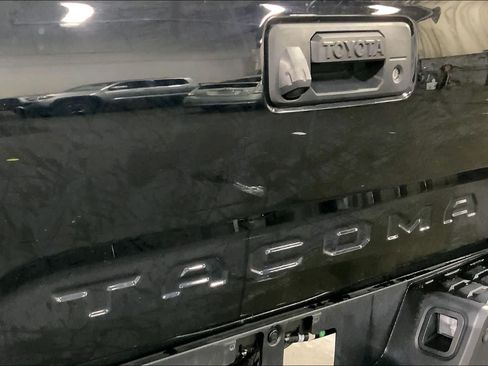 Used 2018 Toyota Tacoma TRD Sport AWD/4WD image 31