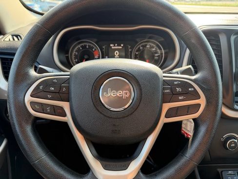 Used 2017 Jeep Cherokee Sport FWD image 21