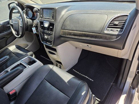 Used 2016 Chrysler Town & Country Touring FWD image 14