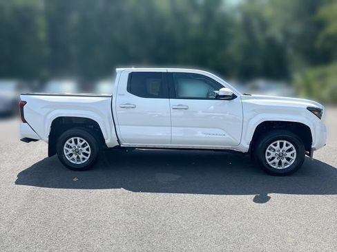 Used 2024 Toyota Tacoma SR5 AWD/4WD image 9