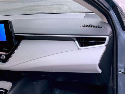 Used 2025 Toyota Corolla LE w/ Convenience Package image 18