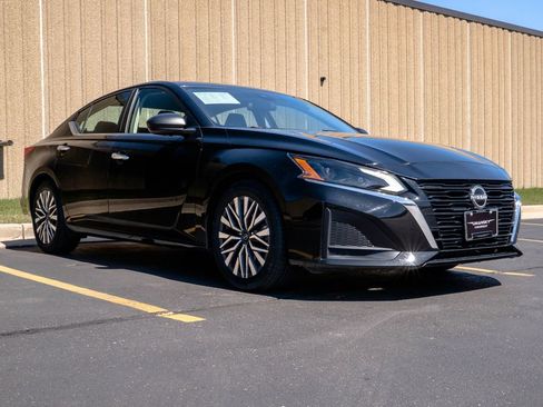 Used 2024 Nissan Altima 2.5 SV FWD image 2