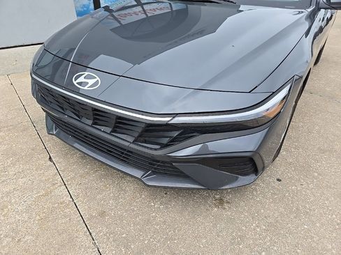 Used 2025 Hyundai Elantra SE FWD image 17