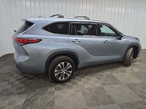 Used 2022 Toyota Highlander XLE AWD/4WD image 3