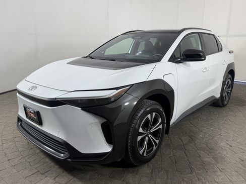 Used 2025 Toyota bZ4X FWD image 3