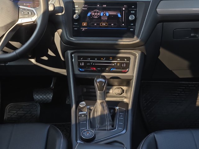 Used 2022 Volkswagen Tiguan SE AWD/4WD image 19