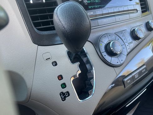 Used 2012 Toyota Sienna LE FWD image 24