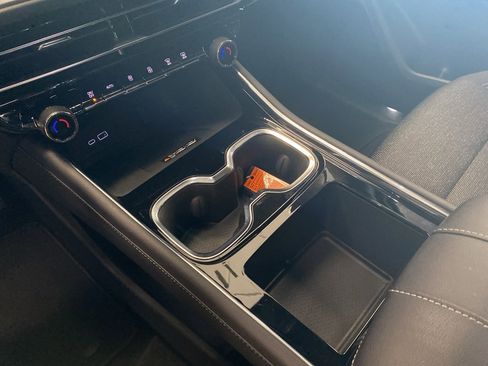 Used 2025 Chevrolet Traverse LT image 30