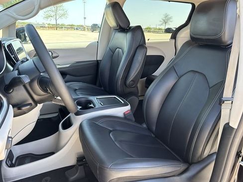 Used 2024 Chrysler Pacifica Touring-L image 24