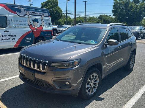 Used 2019 Jeep Cherokee Latitude Plus w/ Cold Weather Group AWD/4WD image 1