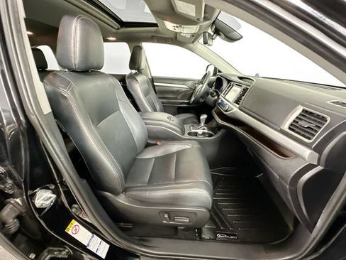 Used 2019 Toyota Highlander XLE AWD/4WD image 27