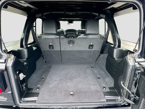 Used 2024 Jeep Wrangler Sahara image 25