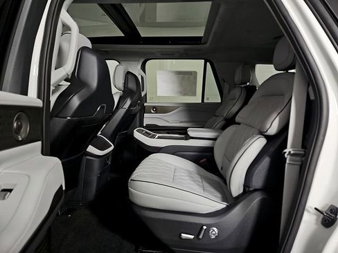 New 2026 Lincoln Navigator L Black Label AWD/4WD image 9