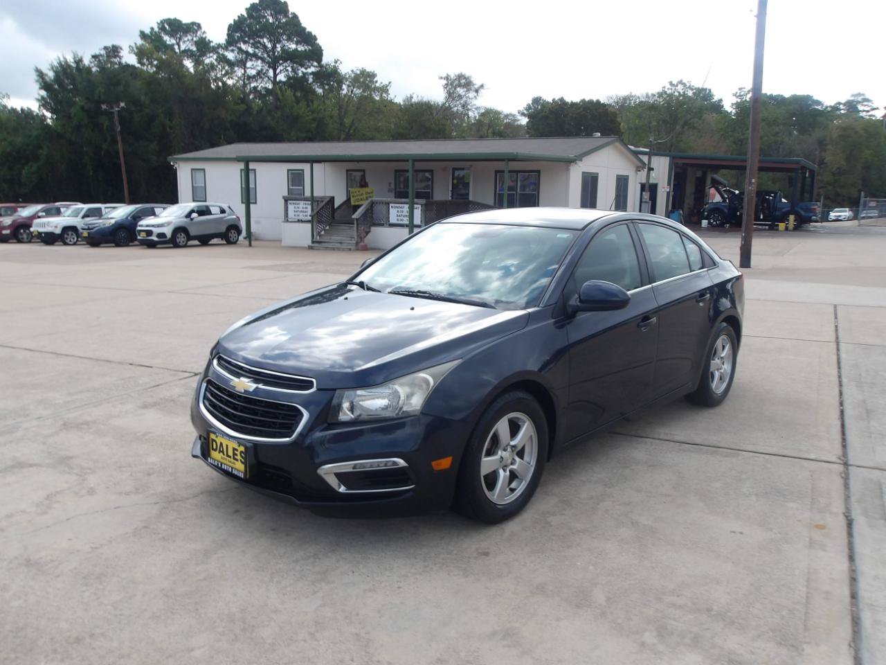 Used 2015 Chevrolet Cruze LT FWD image 2