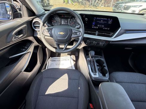 Used 2024 Chevrolet Trax LS w/ LS Convenience Package FWD image 11