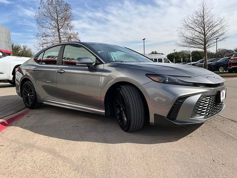 Used 2025 Toyota Camry SE image 5