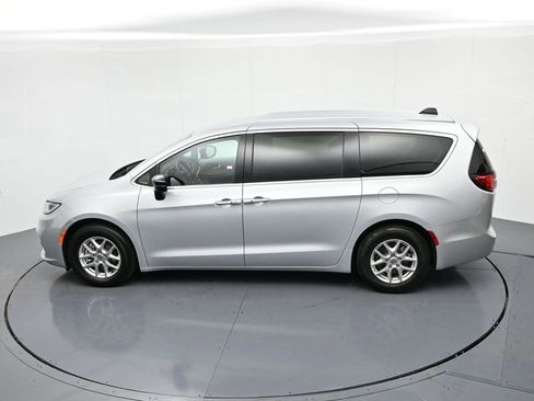 Used 2024 Chrysler Pacifica Touring-L FWD image 17