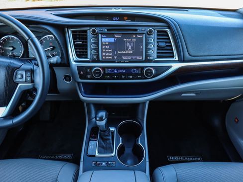 Used 2016 Toyota Highlander Limited image 29