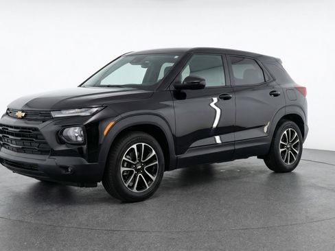 Used 2025 Chevrolet TrailBlazer LT image 3