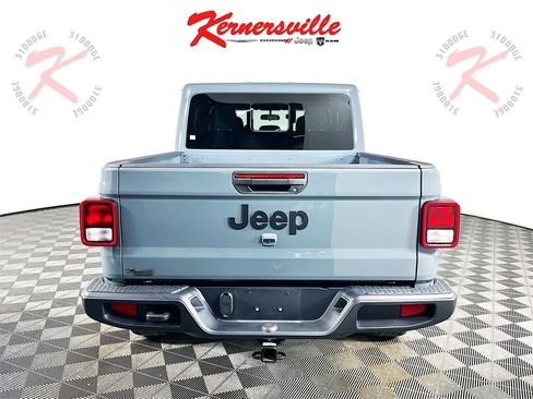 Used 2025 Jeep Gladiator Sport image 6