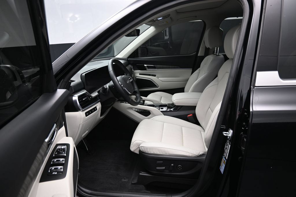 Used 2025 Kia Telluride SX w/ SX Captain's Chair Package AWD/4WD image 9
