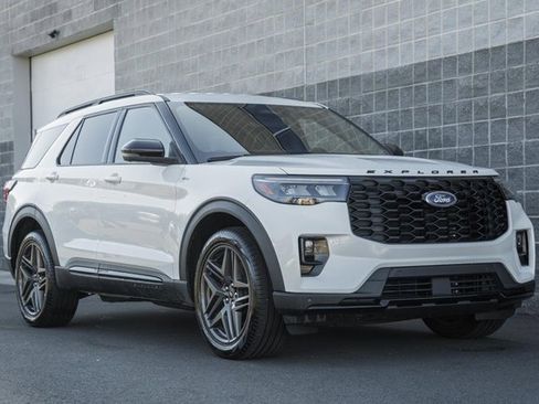 Used 2025 Ford Explorer ST-Line w/ ST-Line Street Pack image 1