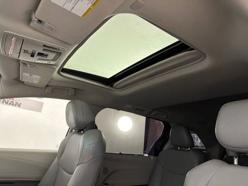 Used 2022 Toyota Sienna XLE FWD image 2
