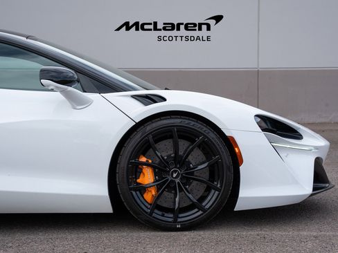 Used 2023 McLaren Artura image 15