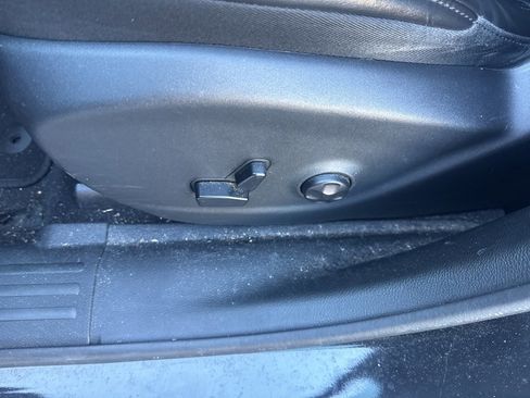 Used 2019 Jeep Cherokee Latitude Plus w/ Comfort/Convenience Group image 19