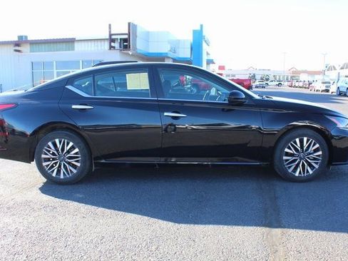 Used 2023 Nissan Altima 2.5 SV FWD image 2