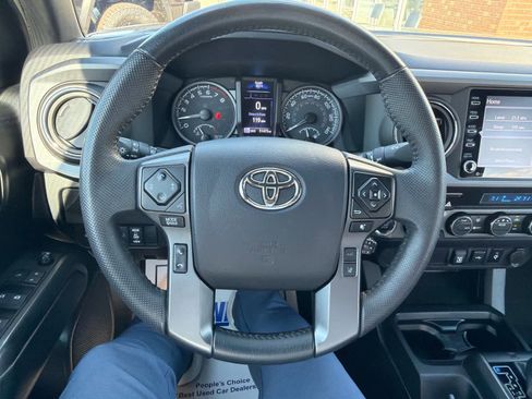 Used 2022 Toyota Tacoma TRD Off-Road AWD/4WD image 17
